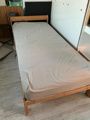 Een persoonsbed van ikea met matras - afbeelding 1