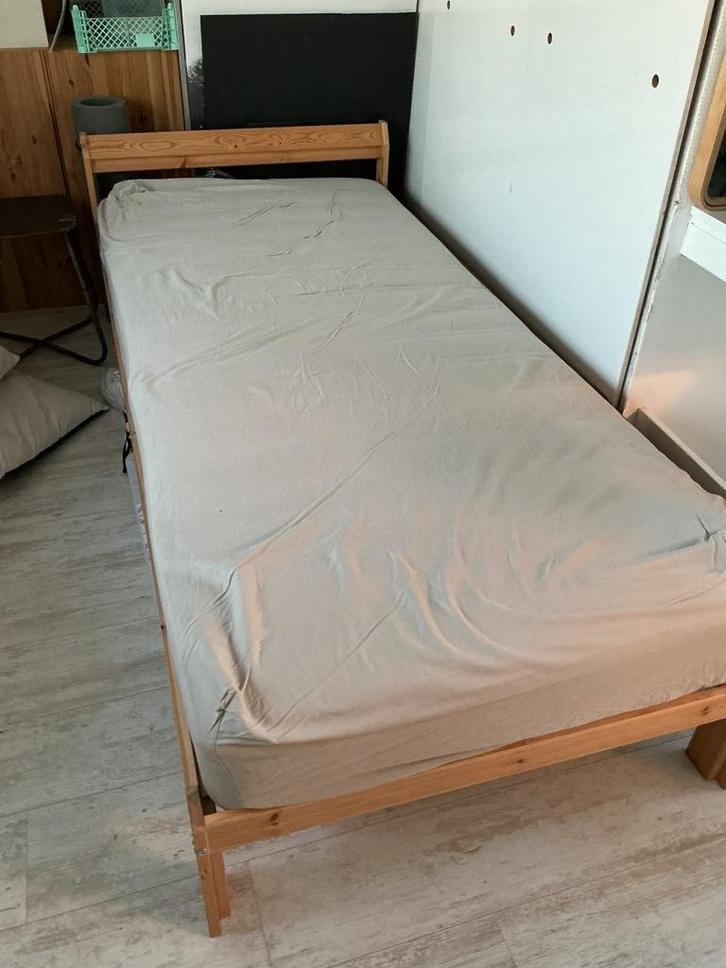 Een persoonsbed van ikea met matras, Huis en Inrichting, Slaapkamer | Bedden, Zo goed als nieuw, Ophalen