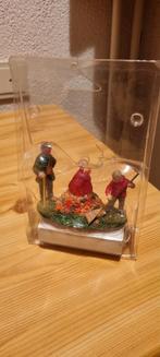 Lemax verlicht object 2 personen bij een bladafvalberg., Diversen, Kerst, Ophalen of Verzenden, Nieuw