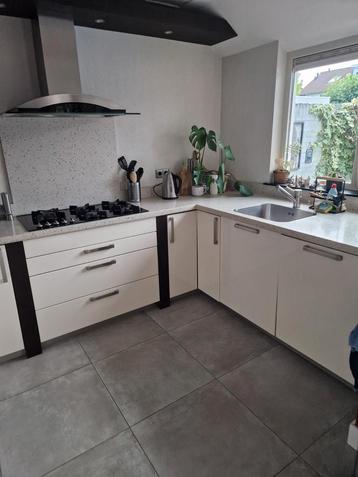 Keuken creme wit  +  apparatuur 100 euro beschikbaar voor biedingen