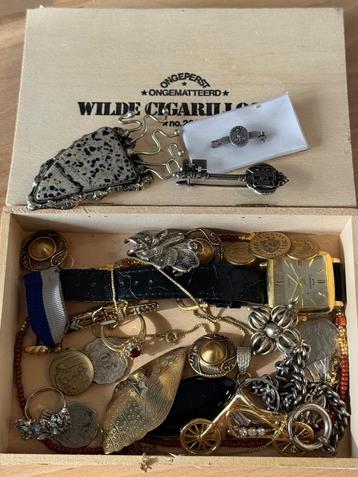 Doosje sieraden enz enz Ringen horloge broche ketting hanger beschikbaar voor biedingen