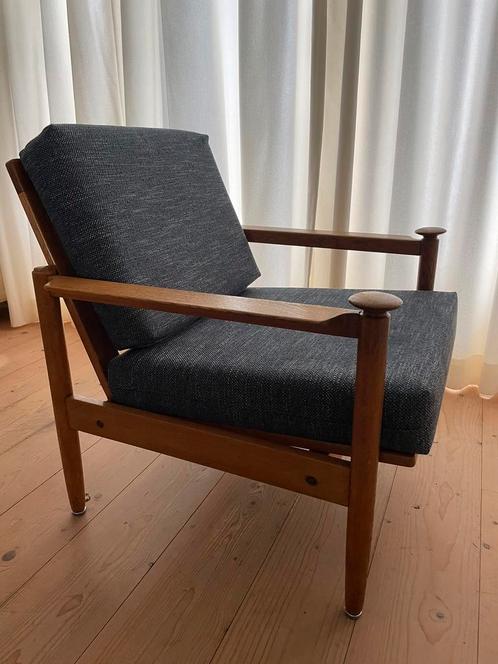 Set van 2 midcentury fauteuils en bijhorende salontafel, Huis en Inrichting, Fauteuils, Zo goed als nieuw, Hout, Stof, Minder dan 75 cm