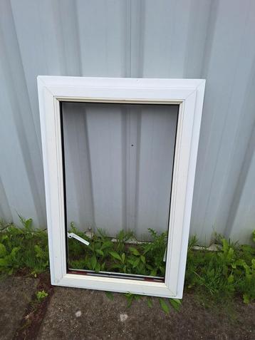 Nieuw kunststof kozijn met uitzetraam beschikbaar voor biedingen