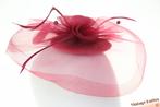 Fascinator bordeaux polyester met veren op kleine disc 1size, Kleding | Dames, Hoeden en Petten, Ophalen of Verzenden, Zo goed als nieuw