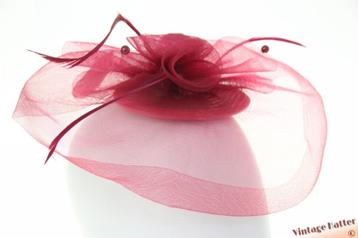 Fascinator bordeaux polyester met veren op kleine disc 1size beschikbaar voor biedingen