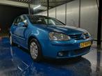 Volkswagen Golf 1.6 FSI 85KW 3D 2004 Blauw Nap nieuwe apk !, Auto's, Voorwielaandrijving, Zwart, 4 cilinders, 620 kg