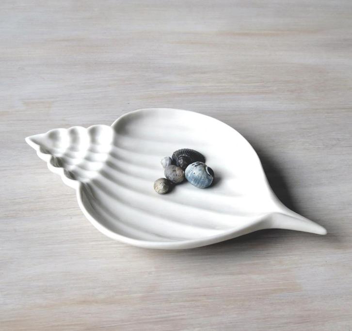 Schaal schelpvorm wulk wit, Huis en Inrichting, Woonaccessoires | Schalen en Manden, Zo goed als nieuw, Schaal, Overige vormen