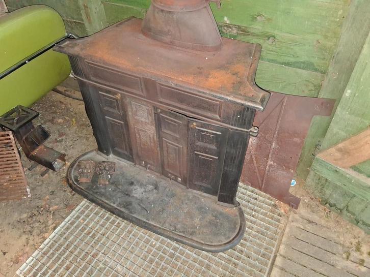 Te koop aangeboden: een robuuste, gietijzeren houtkachel, Tuin en Terras, Tuinhaarden, Zo goed als nieuw, Ophalen