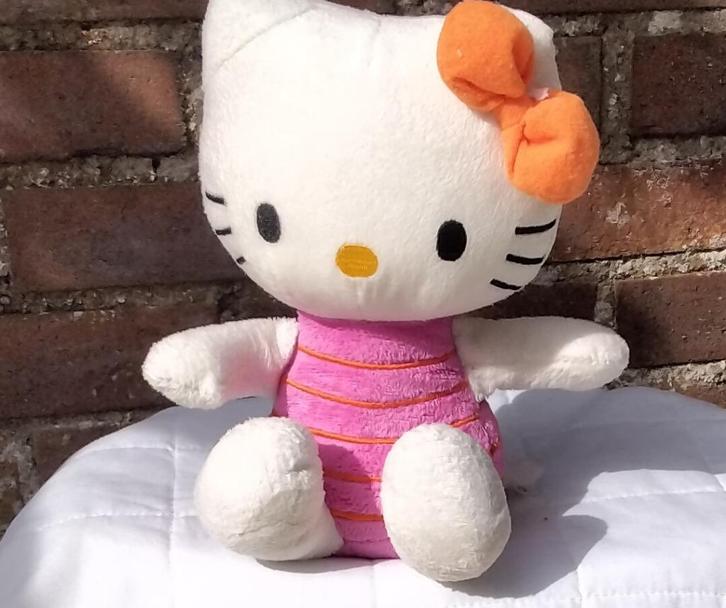 Hello Kitty Pokemon Pikachu Winnie de Poeh 4 KNUFFELS samen, Verzamelen, Poppen, Zo goed als nieuw, Overige typen, Ophalen