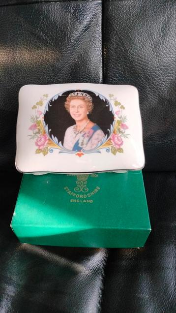 Staffordshire Queen Elizabeth II doosje porselein beschikbaar voor biedingen