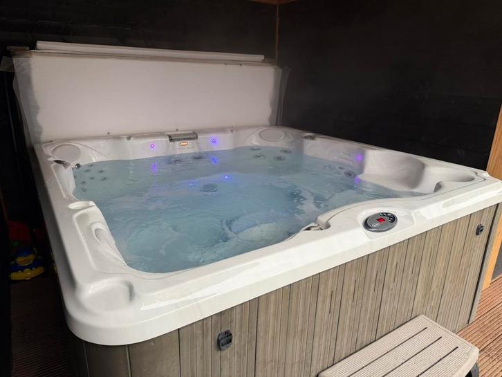 Jacuzzi J275 Bubbelbad 45JETS Massage 7 Persoons NETJES!, Tuin en Terras, Bubbelbaden en Hottubs, Gebruikt, Vast, Afdekzeil, Filter