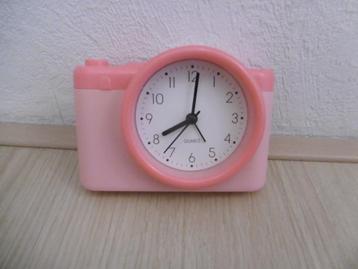 Roze kinderklokje/wekker (in de vorm van een fototoestel) beschikbaar voor biedingen
