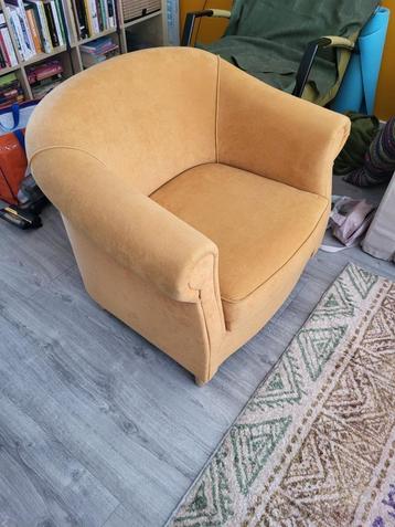 Gele fauteuil  beschikbaar voor biedingen
