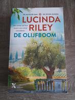 De olijfboom - Lucinda Riley (paperback), Boeken, Romans, Lucinda Riley, Ophalen of Verzenden, Zo goed als nieuw, Nederland