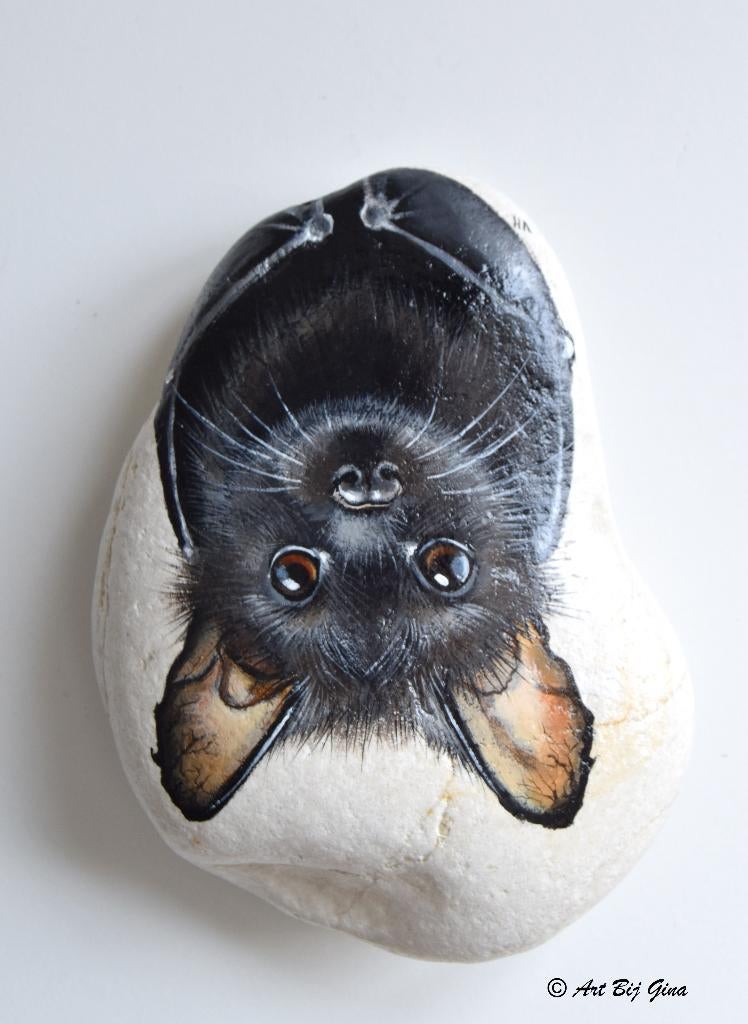 Onderste boven. Vleermuis hand geschilderd op een steen, Antiek en Kunst, Ophalen of Verzenden