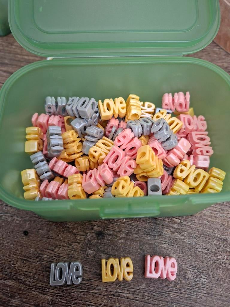 Kleurrijke 'LOVE' kralen voor sieraden en knutselen., Ophalen of Verzenden, Nieuw, Kraal