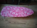 Compacte roze strijkplank op te hangen als kledinghanger, Ophalen