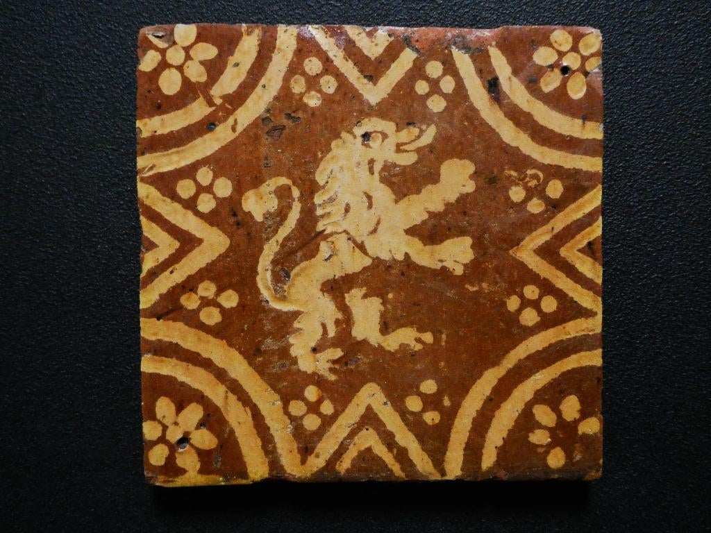 2 Antieke Vlaamse Leeuw haardtegels tegel slibversiering, Ophalen of Verzenden