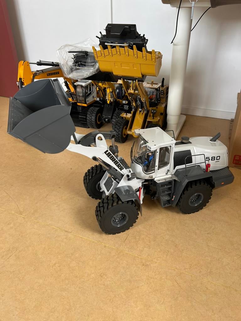 RC 1/14 RTR Liebherr L580 Shovel Wiellader Tamiya Lesu WIT, Ophalen of Verzenden, Nieuw