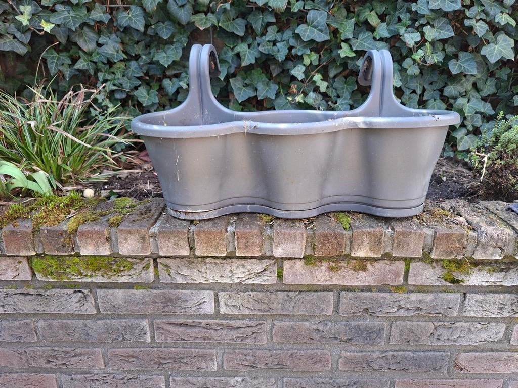 Grijze kunststof bloembak voor balkon of tuin, Ophalen, Kunststof, Gebruikt, Minder dan 30 cm