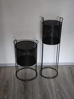 Zwarte metalen bloempotten op standaard, Ophalen, Zo goed als nieuw