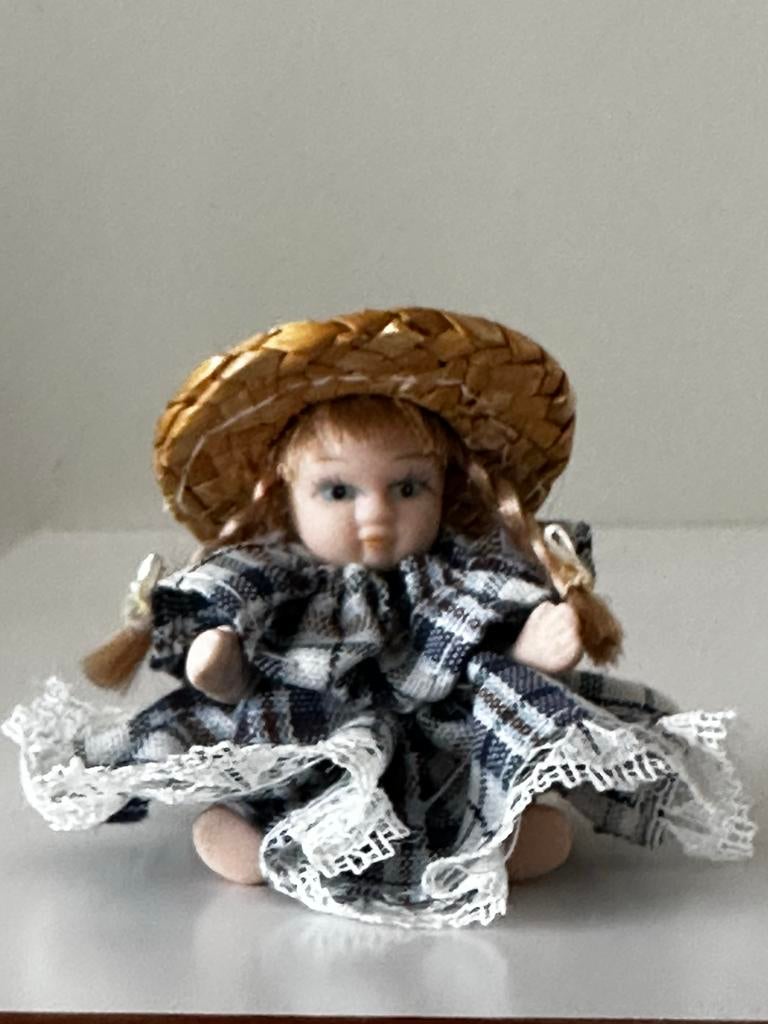 Vintage miniatuur porseleinen popje met strohoed, Ophalen of Verzenden, Gebruikt, Overige typen