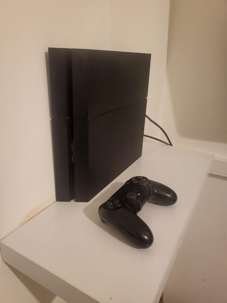 PlayStation 4 (PS4) 1TB met 1 controller, Spelcomputers en Games, Spelcomputers | Sony PlayStation 4, Ophalen, Zo goed als nieuw