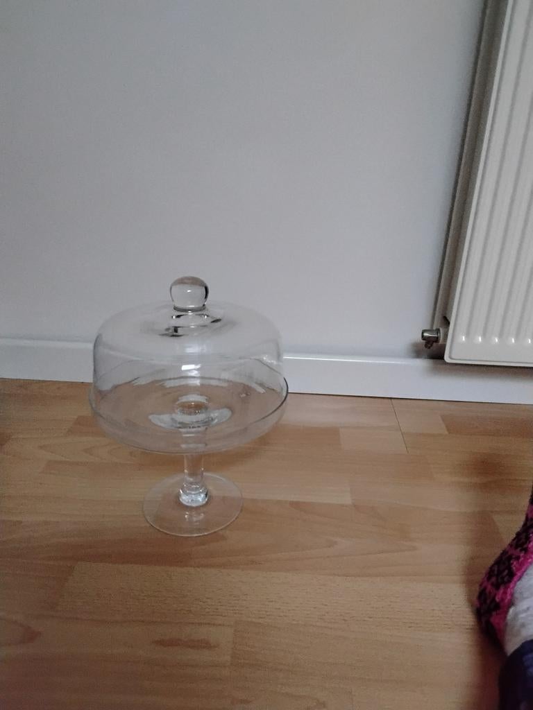 Glazen stolp op voet, Ophalen