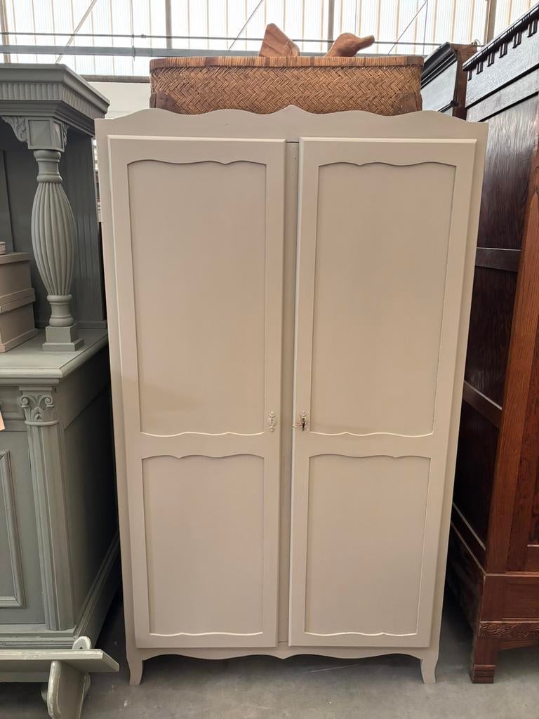 Brocante buffetkast / kledingkast, Ophalen, Studio Larilo, Studiolarilo@gmail.com, Zo goed als nieuw