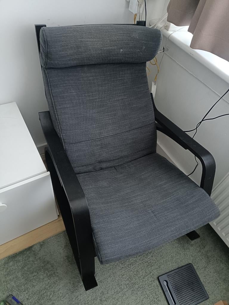 IKEA Poäng Schommelstoel Zwart met Grijs Kussen, Huis en Inrichting, Stoelen, Modern, Scandinavisch, Zwart, Ophalen of Verzenden