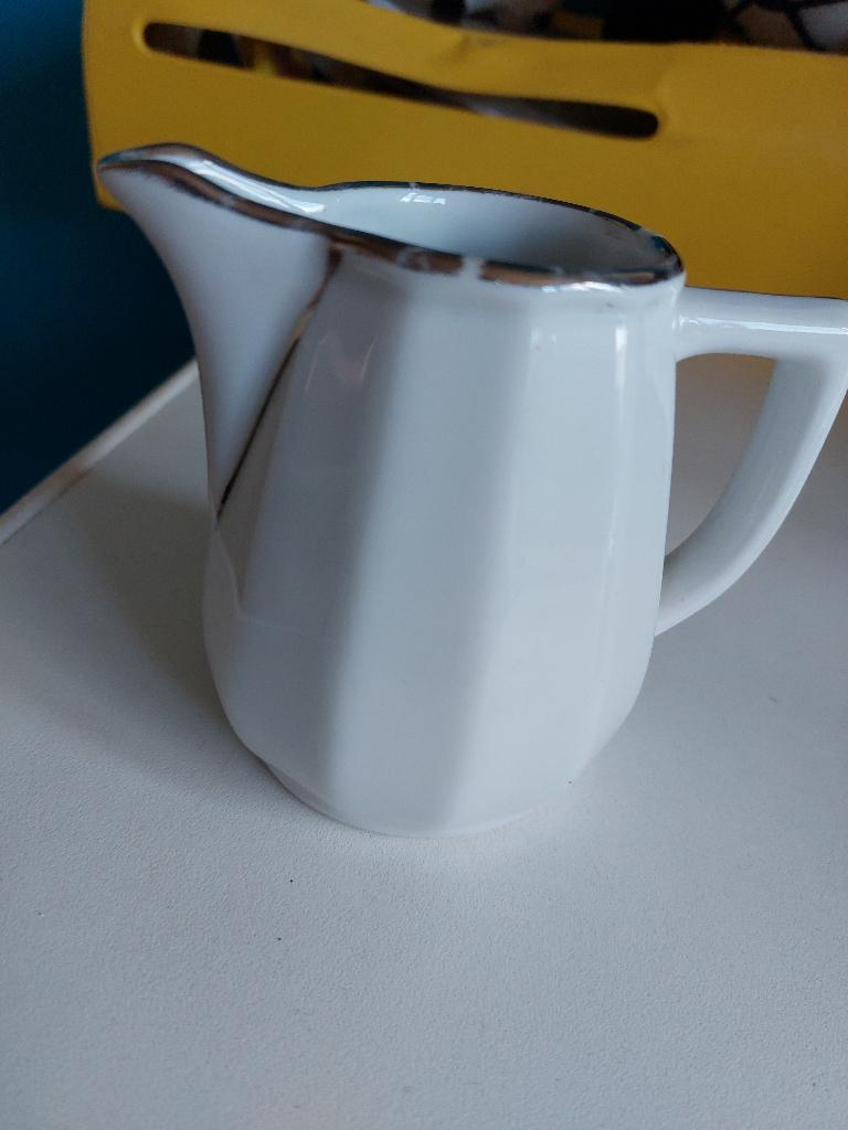 melkkannetje Apilco porcelaine France, 9 cm. hoog, Huis en Inrichting, Keuken | Servies, Ophalen of Verzenden, Overige materialen