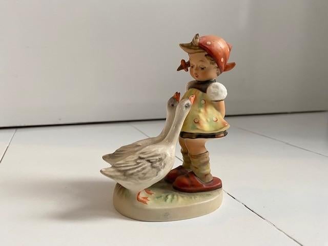 Goebel Hummel beeldje het ganzenmeisje, Verzamelen, Beelden en Beeldjes, Zo goed als nieuw, Hummel, Ophalen of Verzenden