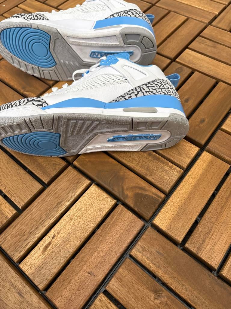 Jordan sneakers wit met blauw, Ophalen of Verzenden, Zo goed als nieuw, Wit