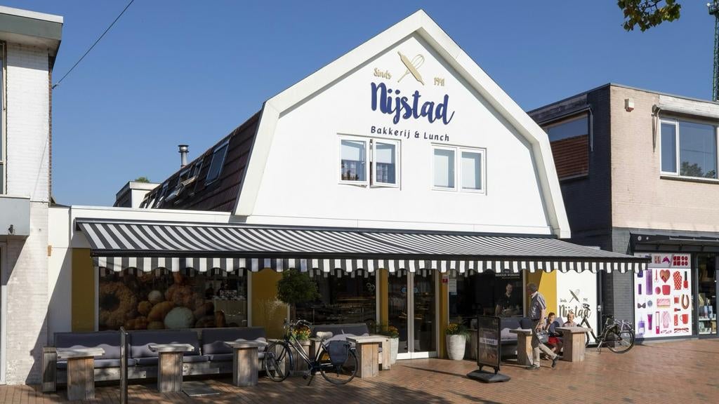 2 zwart-wit gestreepte zonneschermen van 5,5 meter breed, Tuin en Terras, Ophalen, Gebruikt, 450 cm of meer, Knikarmscherm