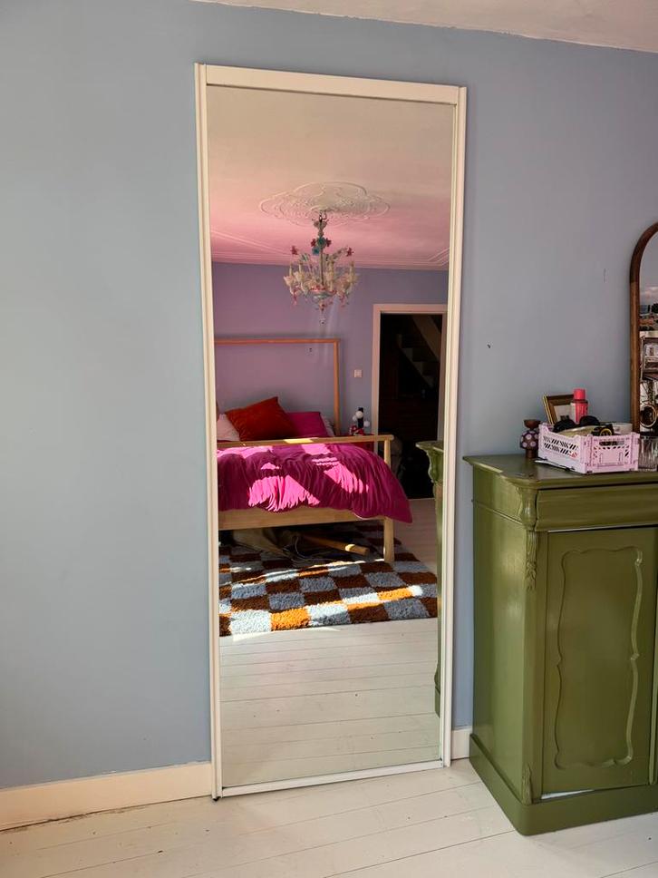 Hoge spiegel met witte metalen lijst, Huis en Inrichting, Woonaccessoires | Spiegels, Gebruikt, 75 tot 100 cm, 200 cm of meer