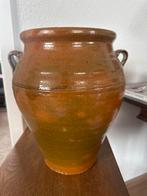 Oude aardewerken pot met handvatten, Ophalen