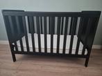 Babyledikant zwart 60x120 met matras en beschermer, Ophalen, Zo goed als nieuw, Ledikant