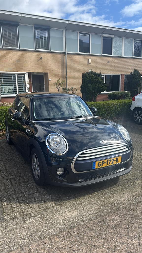 Mini Cooper 1.5 (2015) – Dealer onderhouden – Zwart, Auto's, Voorwielaandrijving, Zwart, 4 stoelen, Origineel Nederlands