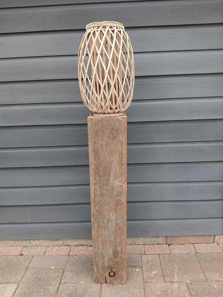 Landelijke meerpaal zuil met rotan windlicht, Huis en Inrichting, Woonaccessoires | Zuilen en Pilaren, Nieuw, Ophalen
