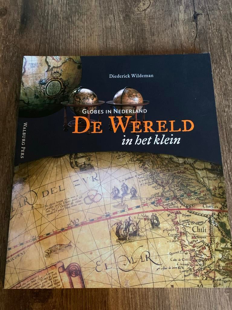 De Wereld in het klein - Diederick Wildeman, Boeken, Gelezen, Overige atlassen, 2000 tot heden, Ophalen of Verzenden
