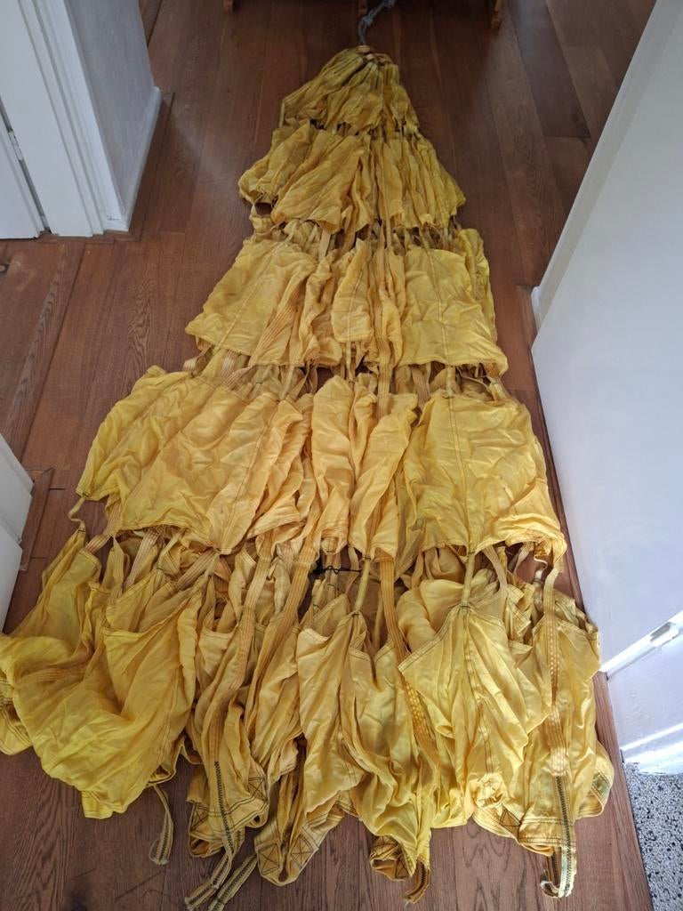 Gele rem parachute 5 meter doorsnee, Ophalen