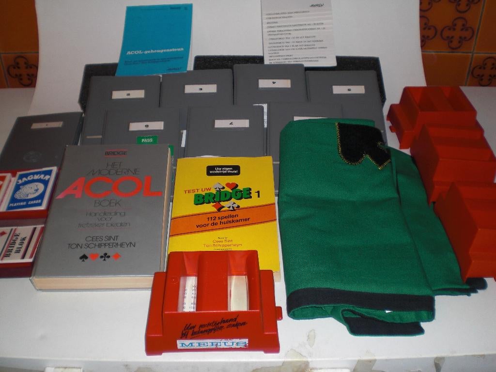 Bridge: kleed, mapjes, boxen, kaarten, boeken,  2 spelen, Drie of vier spelers, Ophalen of Verzenden, Zo goed als nieuw