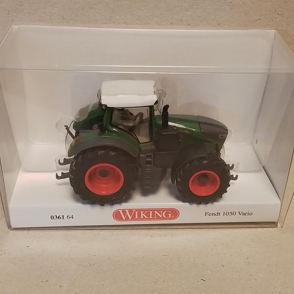 Aangeboden Wiking Fendt 1050 Vari tractor 036164 nieuw in ds, Ophalen of Verzenden, Nieuw, Hijskraan, Tractor of Landbouw, Wiking