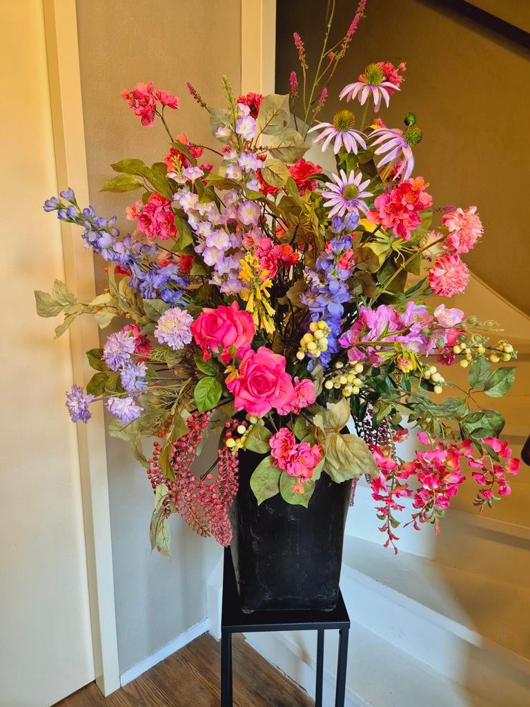 Groot xxl boeket gemixte kleuren in zwarte pot van ptmd, Huis en Inrichting, Woonaccessoires | Kunstplanten en Kunstbloemen, Ophalen