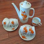 Boheemse theepot met kop en schotels, oranje/rode bloemen, Ophalen of Verzenden