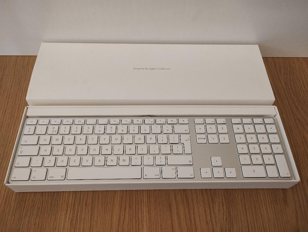 Apple USB keyboard with numpad in original Box  A1243 QWERTY, Ophalen of Verzenden, Zo goed als nieuw, Qwerty, Apple
