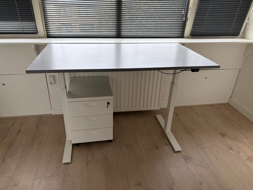 Hoog-laag bureau, Ophalen, Zo goed als nieuw