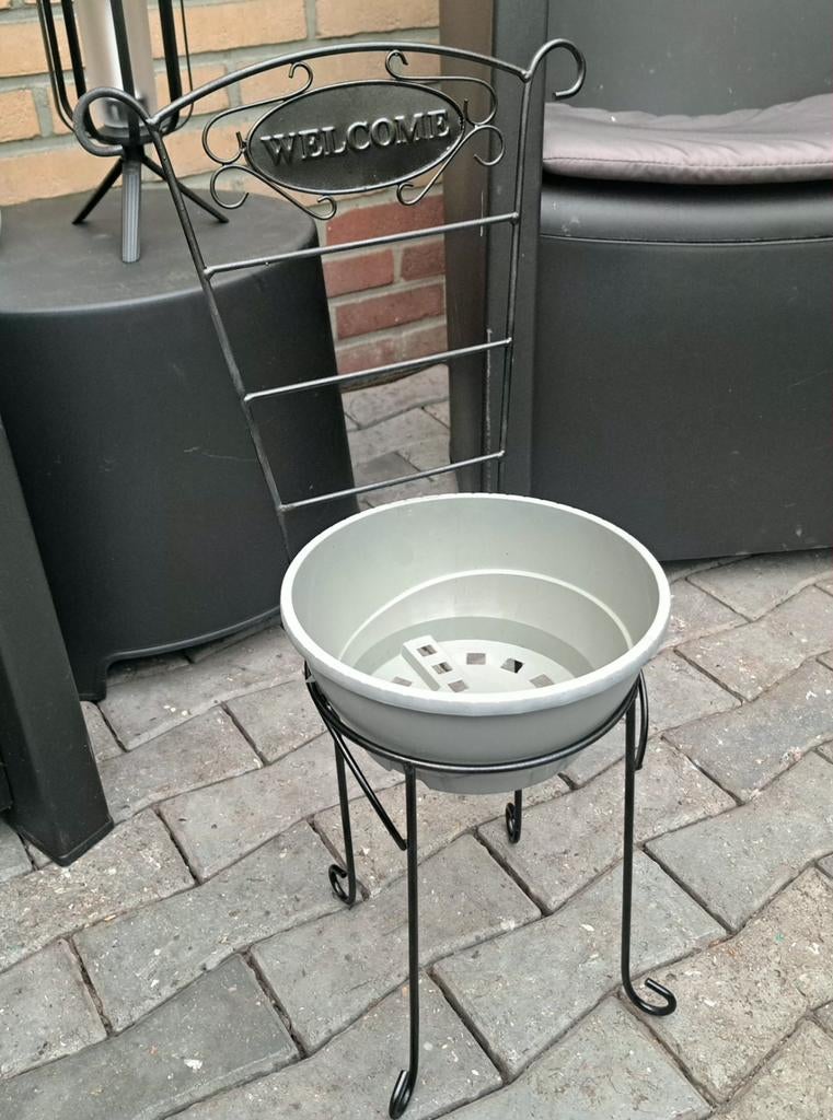 Zwarte ijzeren 'Welcome' stoel met bloempot - 58 cm hoog, Nieuw, Ophalen of Verzenden, Minder dan 25 cm, Balkon