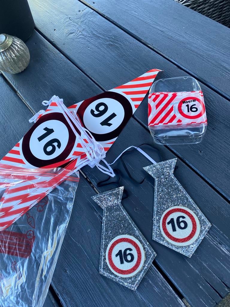 Versiering 16 jaar: slinger, stropdassen, afzetlint, Ophalen, Gebruikt, Versiering, Verjaardag