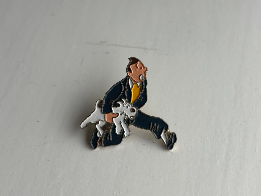 Kuifje pin - Kuifje rennend met Bobbie, Ophalen of Verzenden, Kuifje, Zo goed als nieuw, Beeldje of Figuurtje